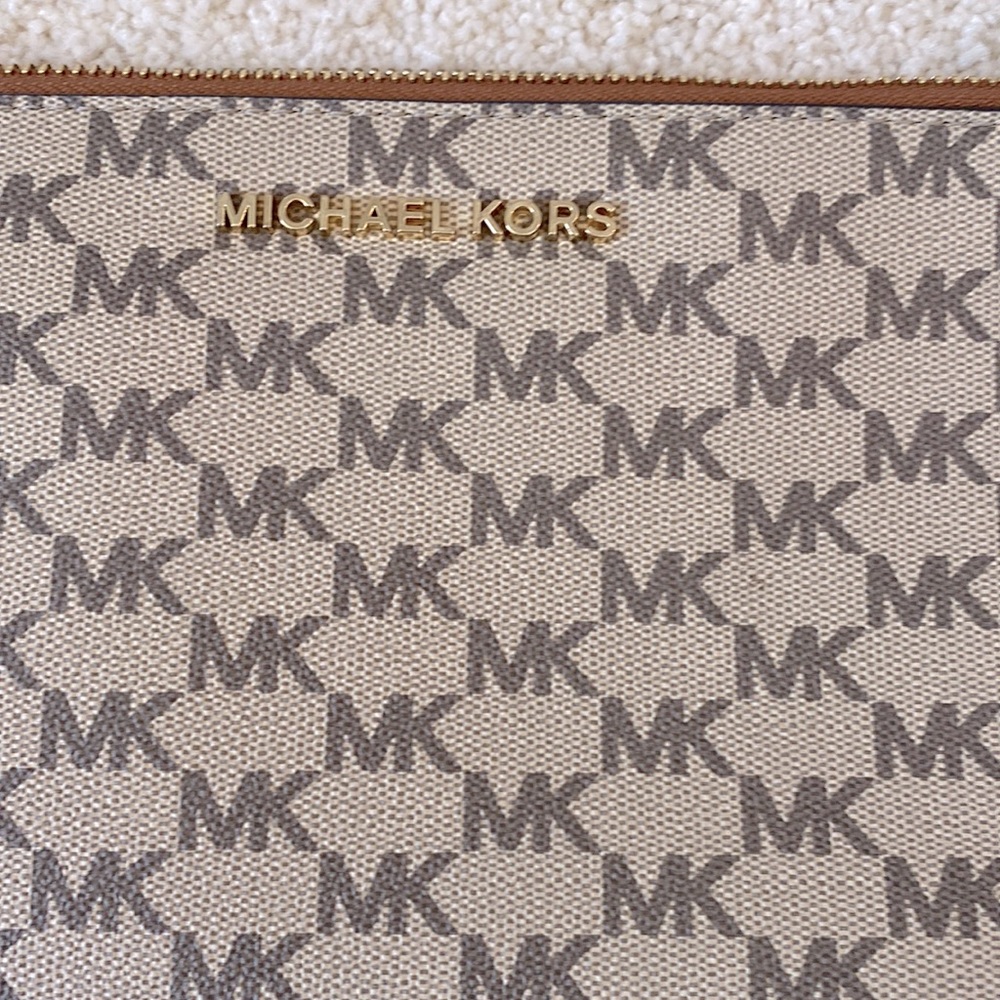 Michael Kors wristlet
